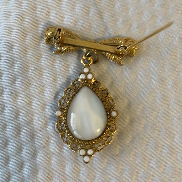 Vintage Gold Tone Oval Dangle Brooch with center white glass stone. 1.75. x 1.25 - Picture 6 of 6